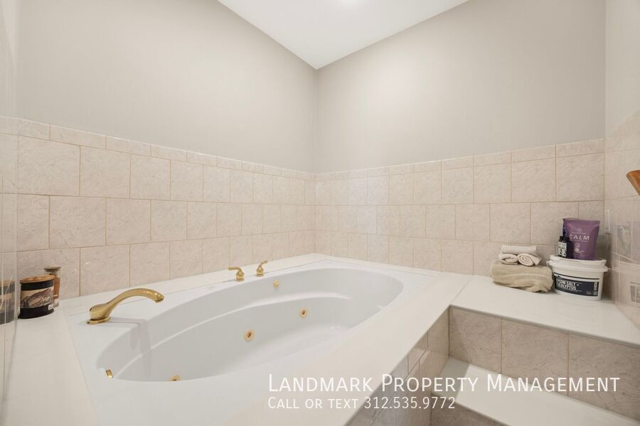 4758 S Champlain Ave property image