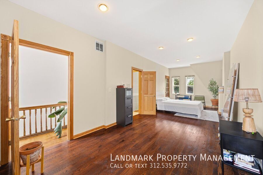 4758 S Champlain Ave property image