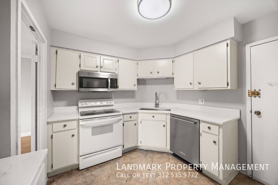 6033 N Sheridan Unit 35D property image